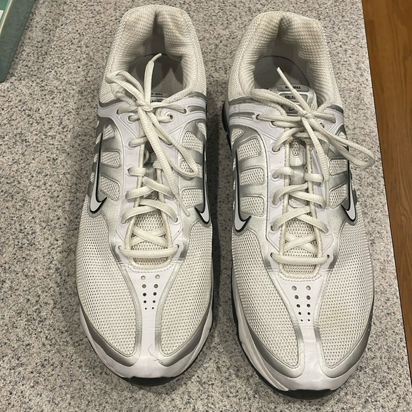 Men's Size 13 Nike Air Max Solas '09 Running Shoes. Color White Silver. - Picture 1 of 3